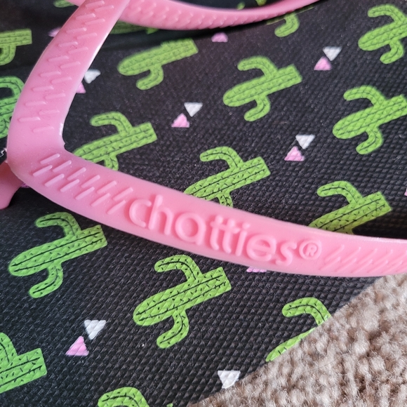 2 Pairs of Fun Cahtties Flip Flops L(9/10) - Picture 3 of 8